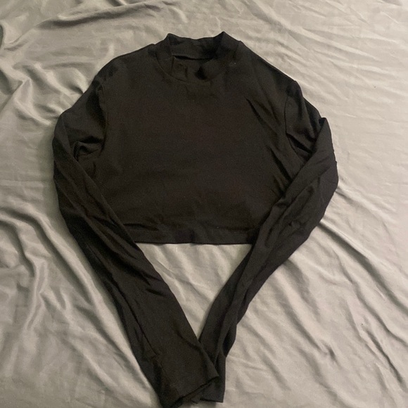Medium black long sleeved cropped topped turtle neck - Picture 1 of 2